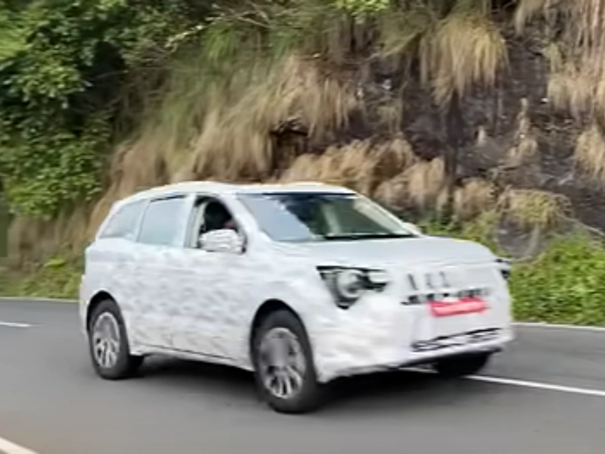 mahindra xuv700 facelift spotted