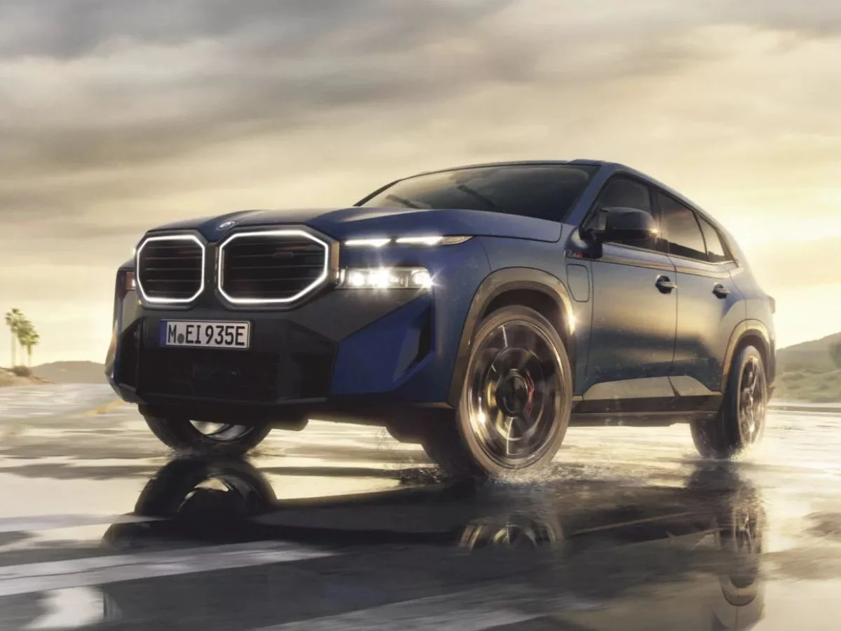 2025 bmw xm suv front three quarters blue black