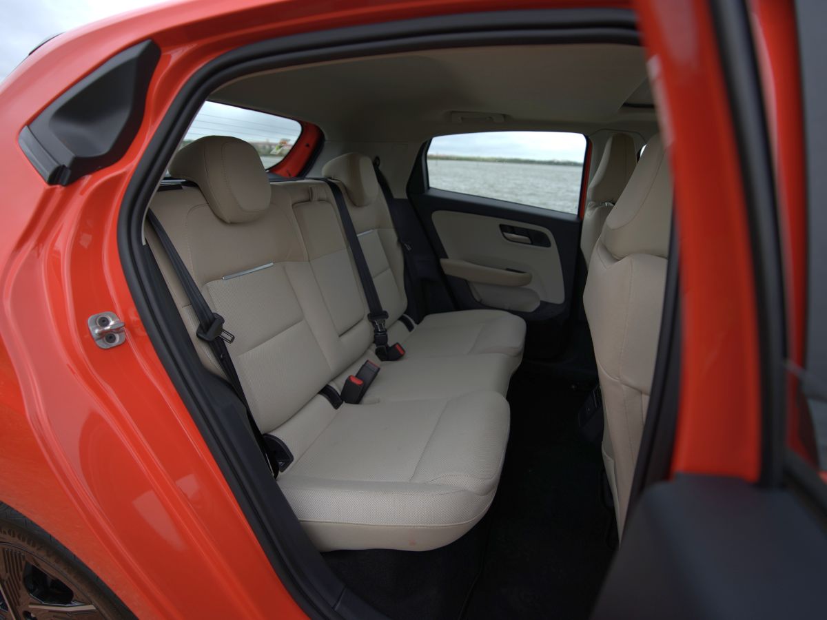 new-2025-tata-altroz-facelift-rear-seats-space-interior-cabin-aryan.jpg