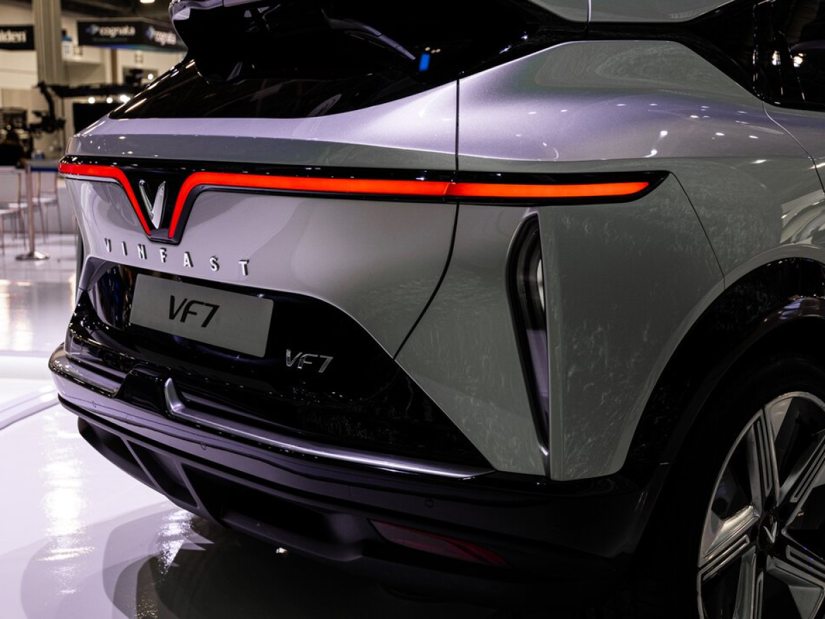 Vinfast VF7 Rear Side Diagonal View