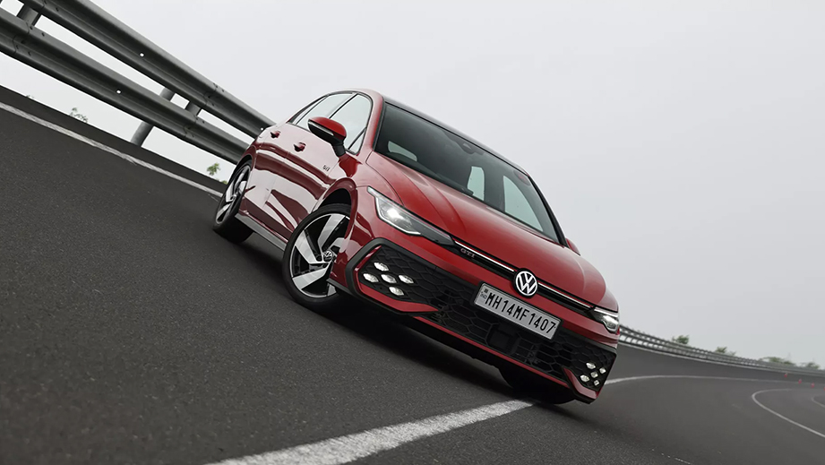 Volkswagen Golf GTI Front Right Side View